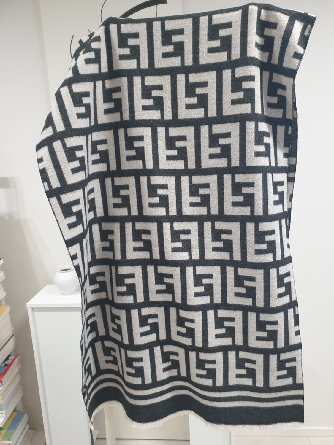 펜디 캐시미어 머플러 겸 숄 상품이미지4