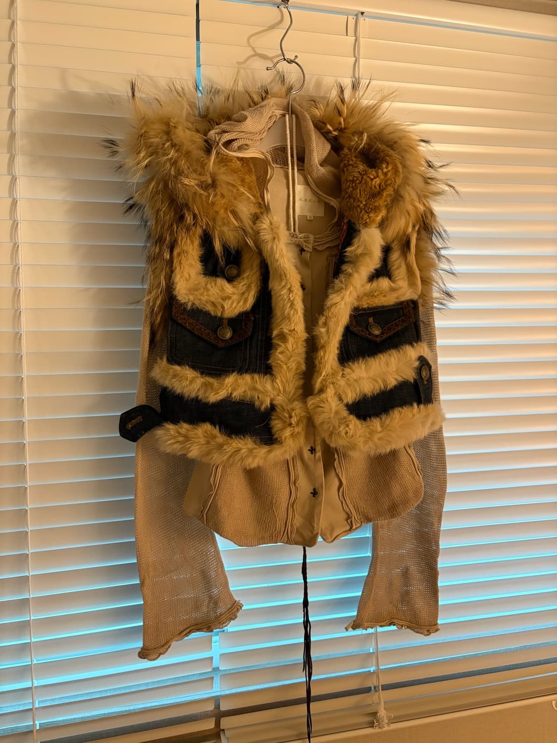 Fur trimmed denim vest 상품이미지1