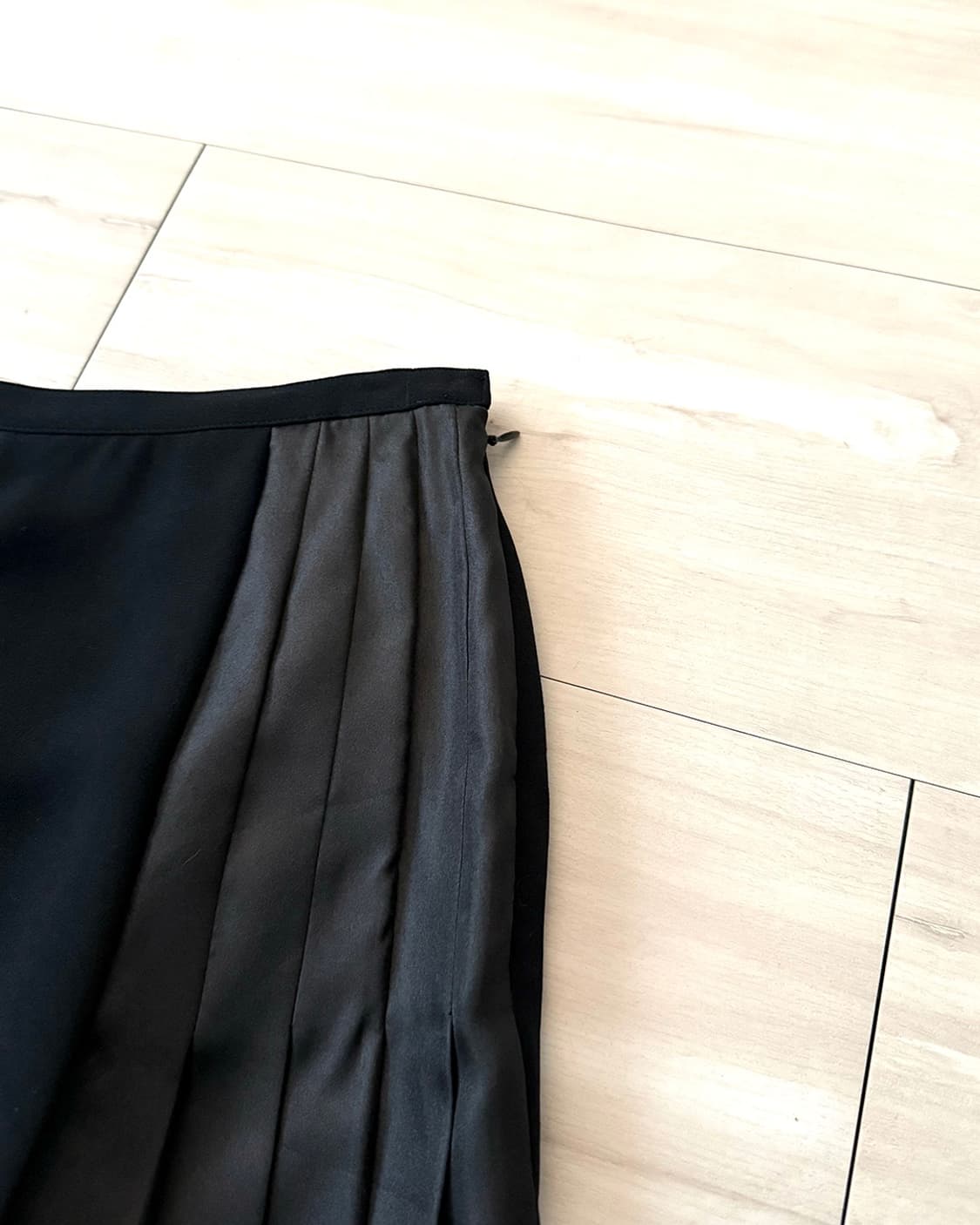 Black Side Satin Pleated Midi Skirt 상품이미지3
