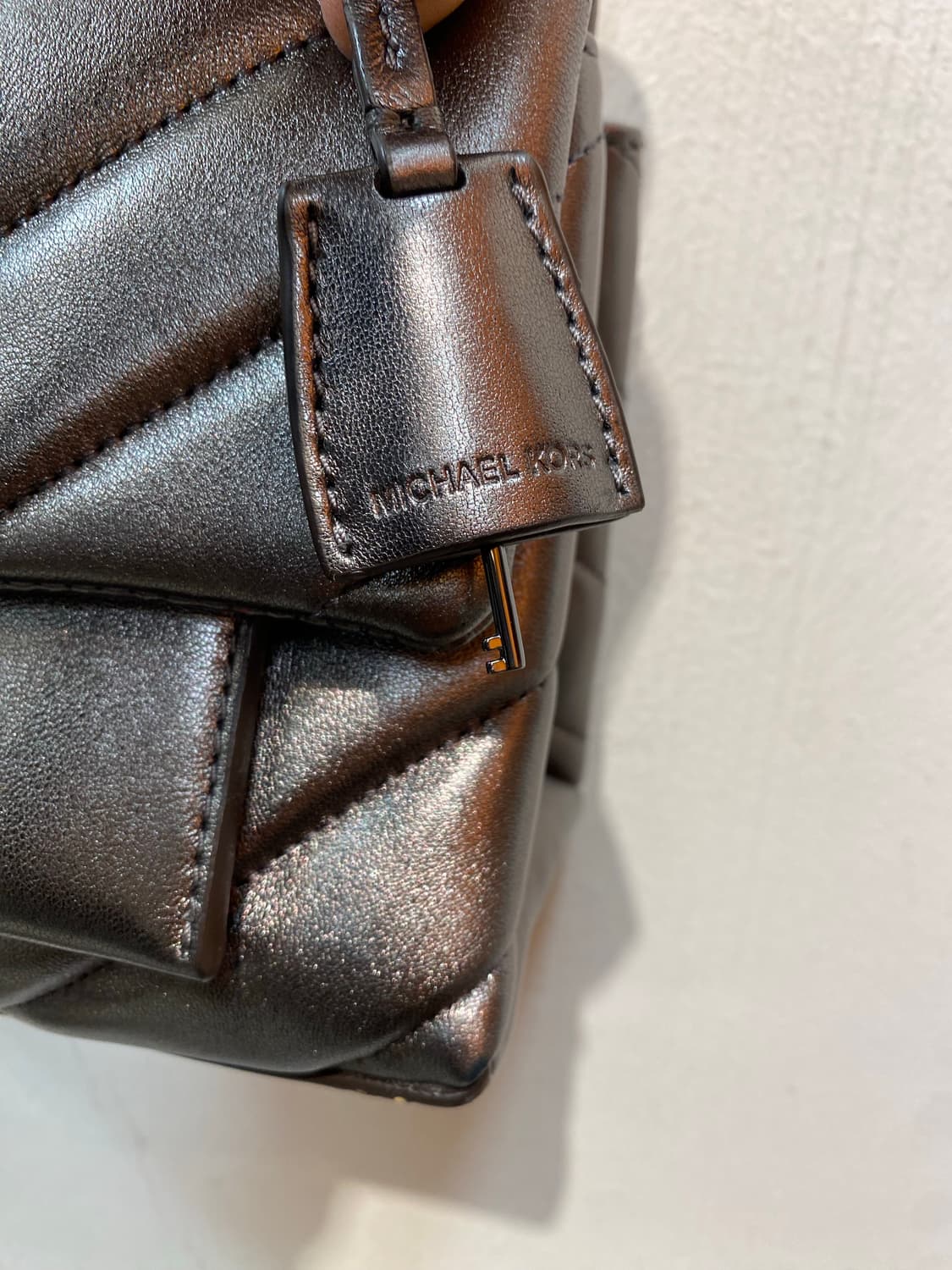 마이클 코어스(Michael Kors)양가죽 미디엄 메탈릭 숄더백 상품이미지4