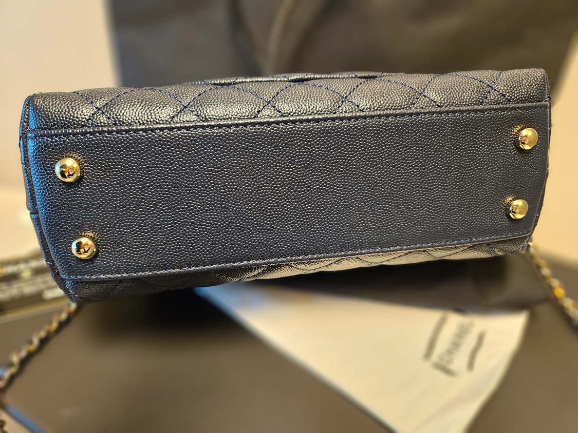 샤넬 코코핸들 스몰 네이비 금장 풀박 상품이미지3