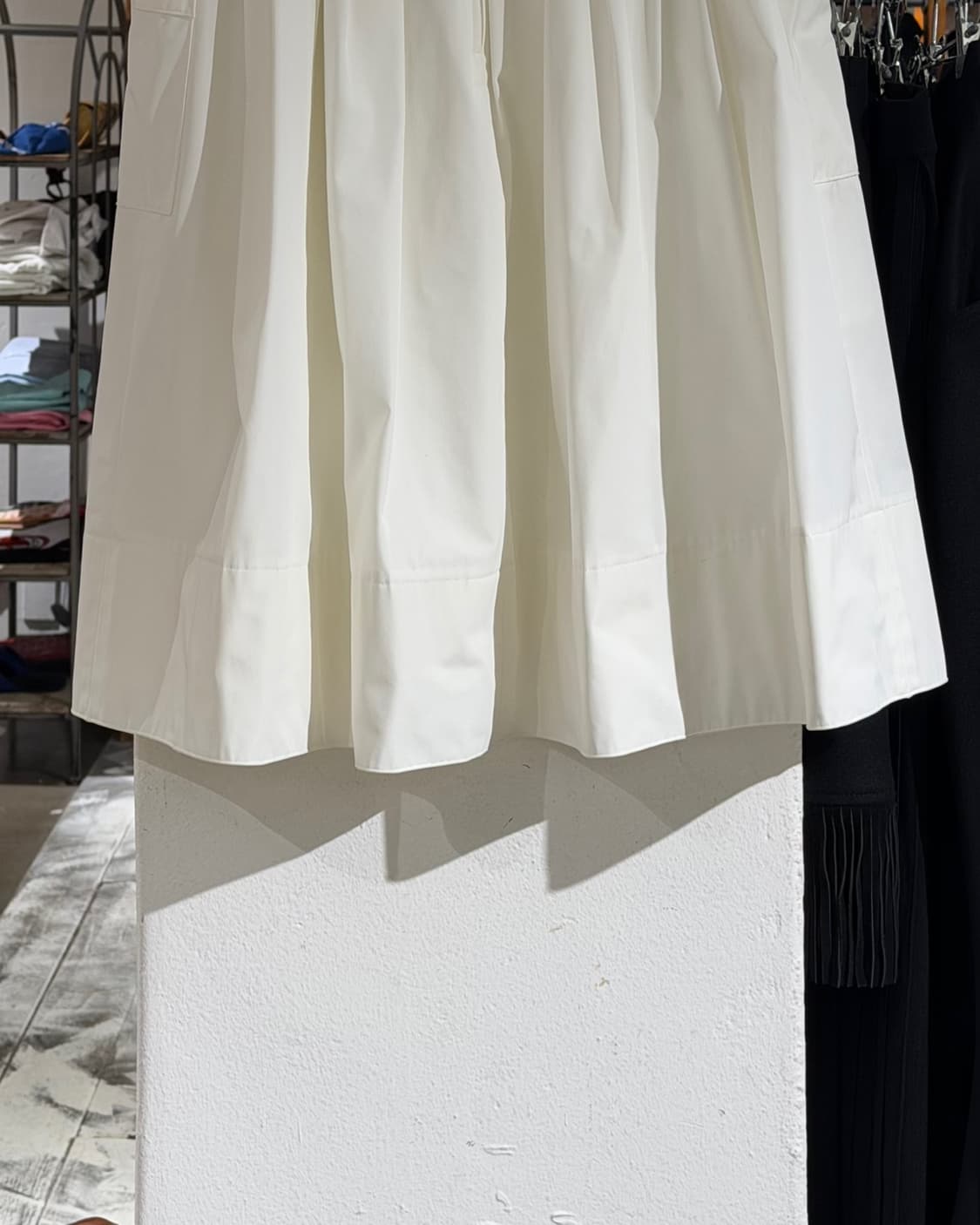 폭시 뉴욕 화이트 포켓 플레어 미디 스커트 상품이미지6