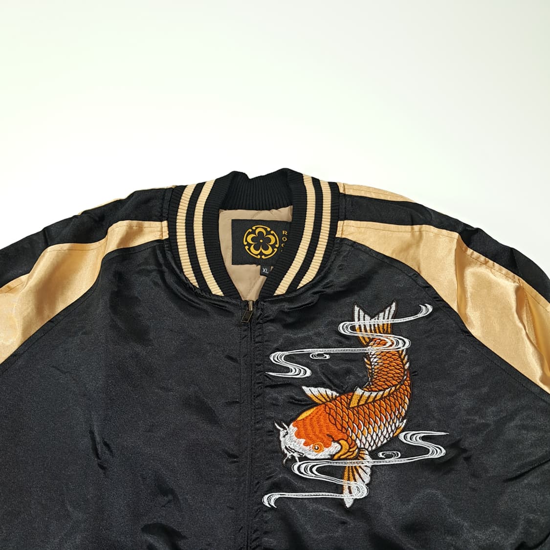 CL556 XL [새상품] 로그 새틴 골드 블랙 잉어 스카잔 자켓 상품이미지2