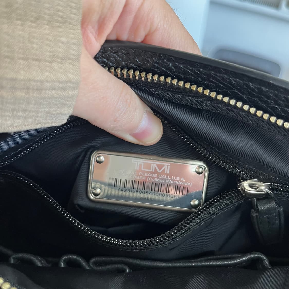 투미 레더 크로스백 상품이미지5