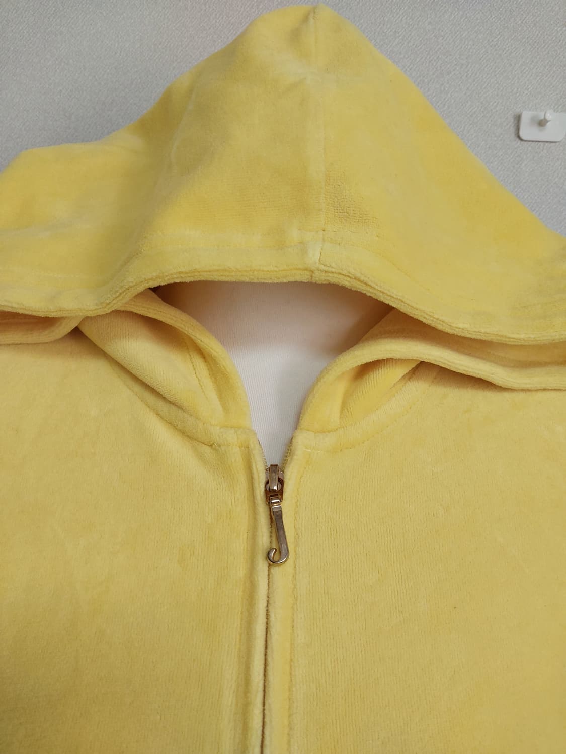 쥬시꾸뛰르 옐로우 벨벳 후드 집업 y2k 상품이미지2