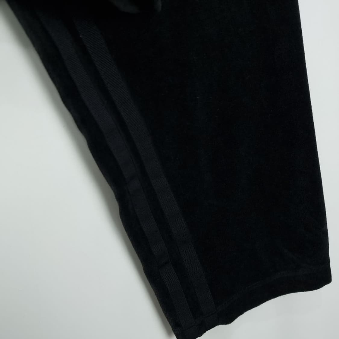 [아디다스] 오버사이즈 크롭 벨벳 후드티 블랙 M17739 상품이미지7