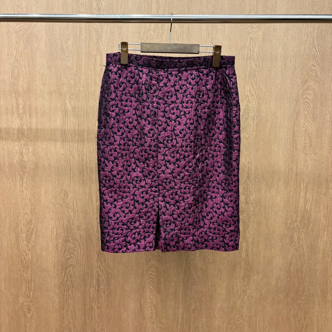 지방시 미디 스커트 블랙 플로럴 자카드 패턴 펜슬 실루엣 디테일 퍼플 상품이미지3