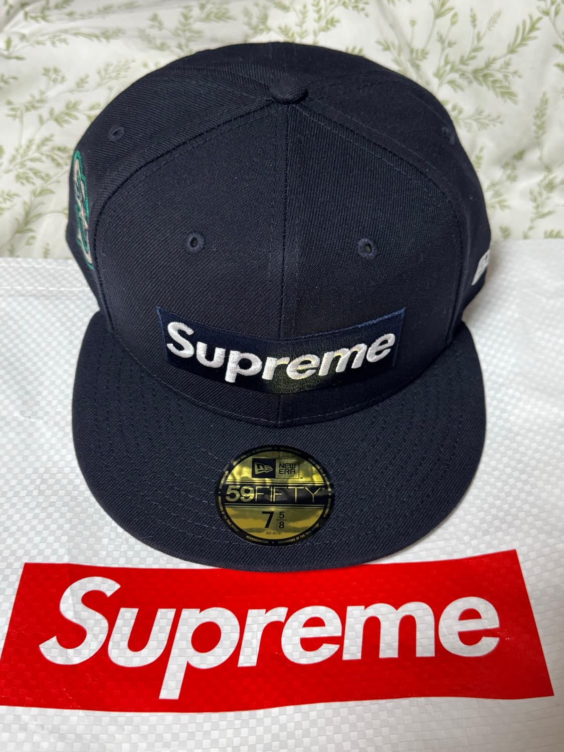 슈프림 X 뉴에라 모자 상품이미지1