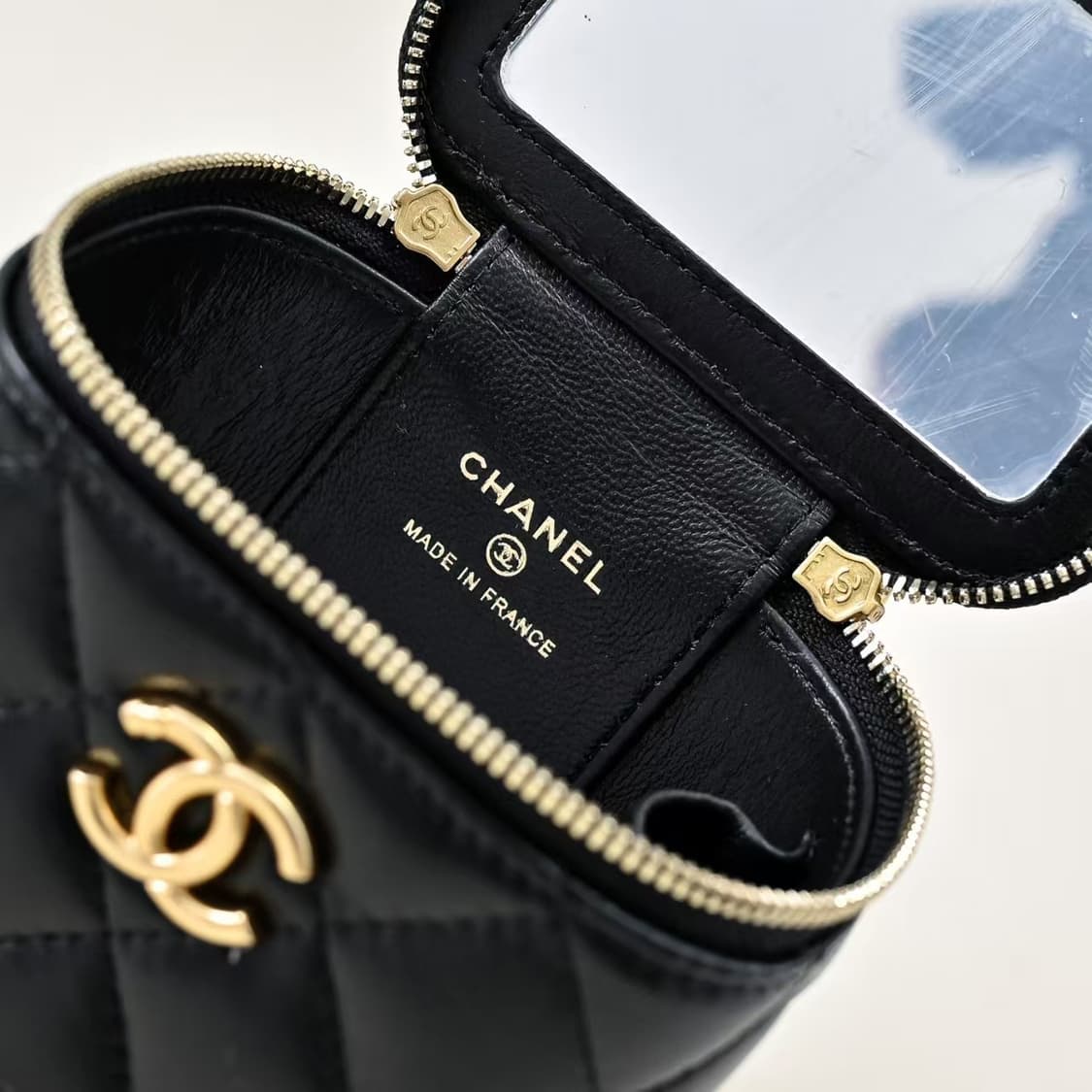 샤넬 스몰 체인 코스메틱 케이스 램스킨 & 골드 메탈 블랙 내부 거울  상품이미지3