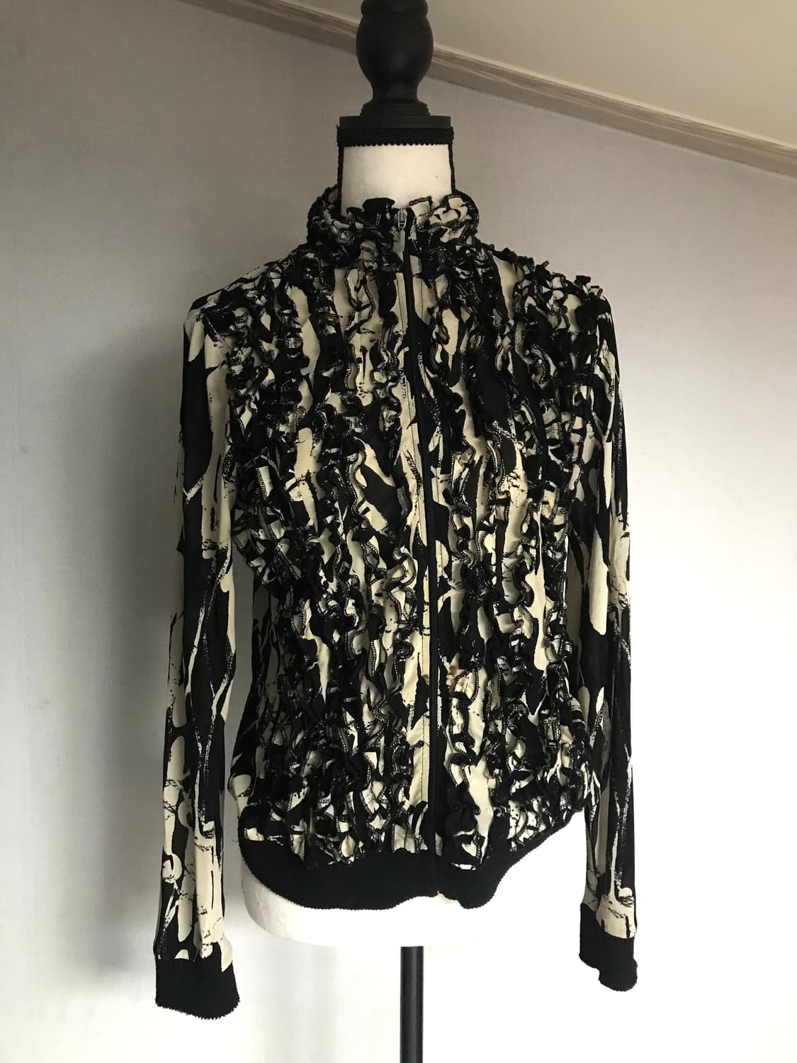 Pattern Ruffle Zip-up Blouse 상품이미지1