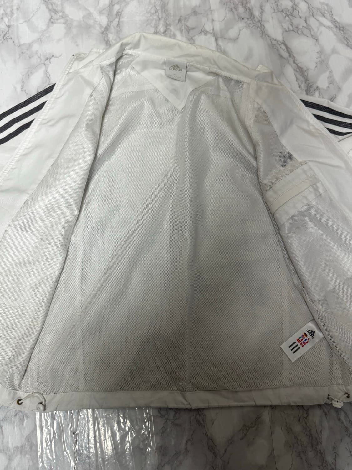 아디다스 화이트x실버 스티치 바람막이 자켓 상품이미지5