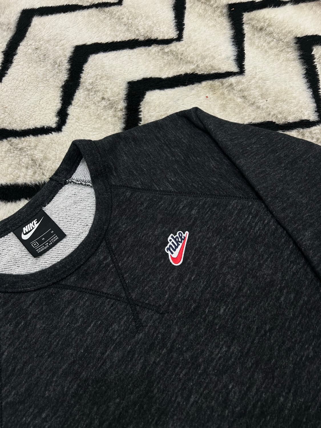 [M]나이키 헤리티지 크루 맨투맨/짙은챠콜/기모 상품이미지1