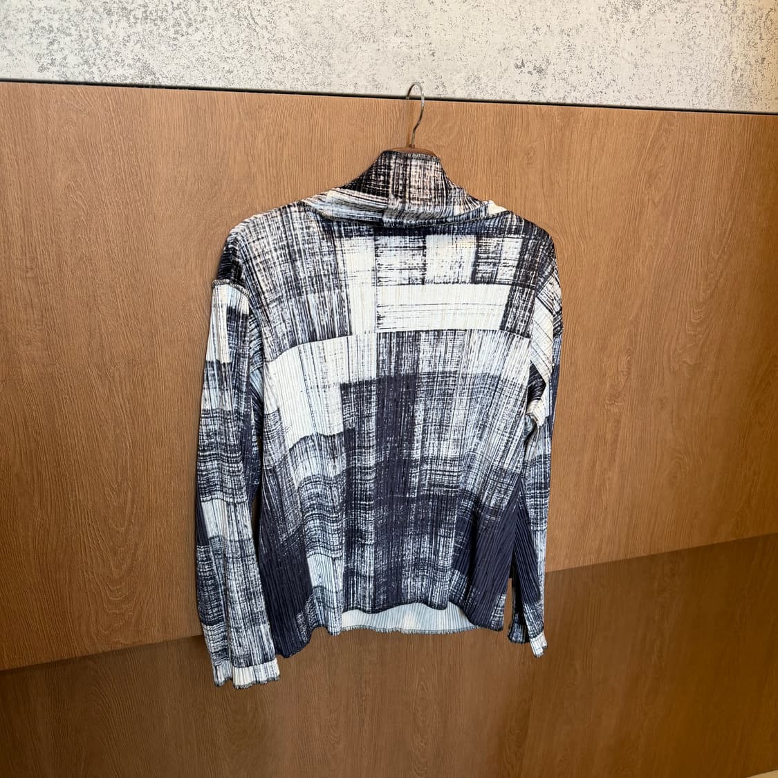 스피치오 하이넥 롱슬리브 플리츠 블라우스 브러쉬 패턴 디테일 블랙 상품이미지2