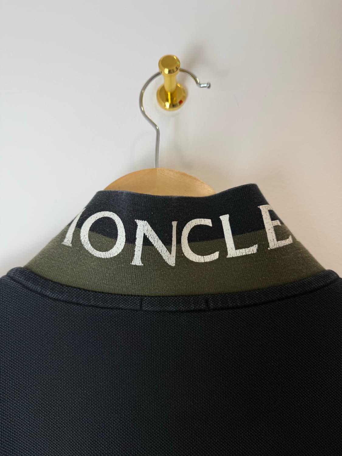 몽클레어 카키카라 반팔티 블랙 상품이미지1