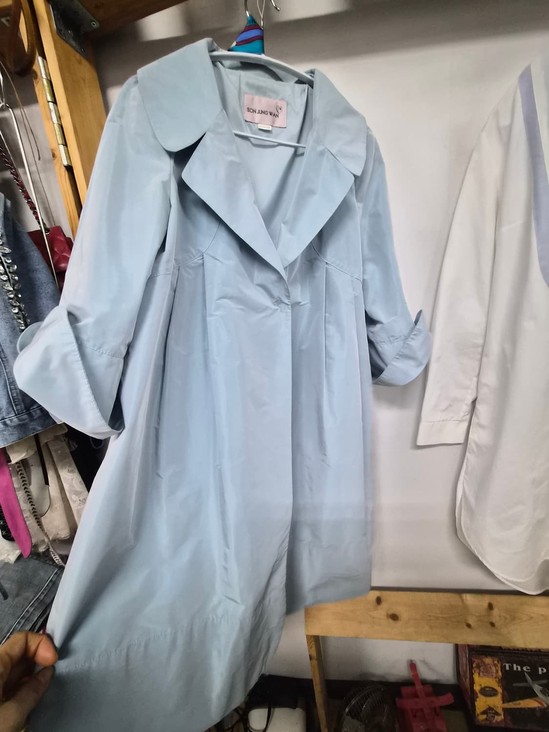 손정완 샤이니 바스락  블루 트렌치 코트 상품이미지4