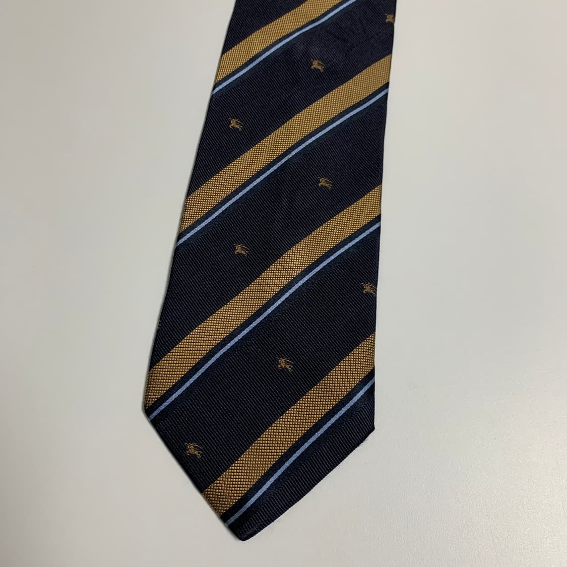 버버리 레지멘탈 클래식디자인 모노그램 명품넥타이 A+등급 상품이미지10