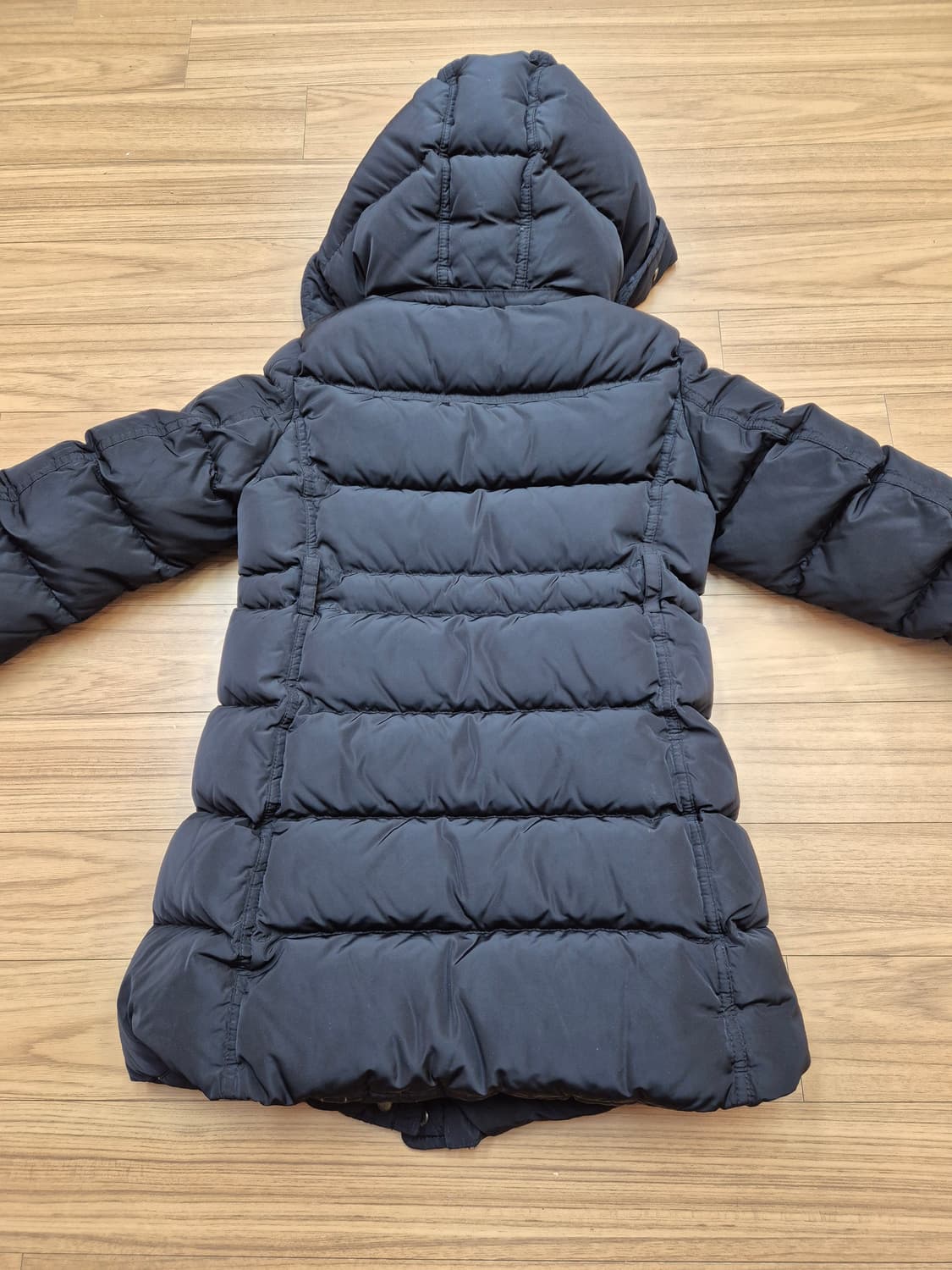 닥스 키즈 공용 패딩 점퍼 140사이즈입니다. 겉감은 폴리 소재로 되어있 상품이미지2
