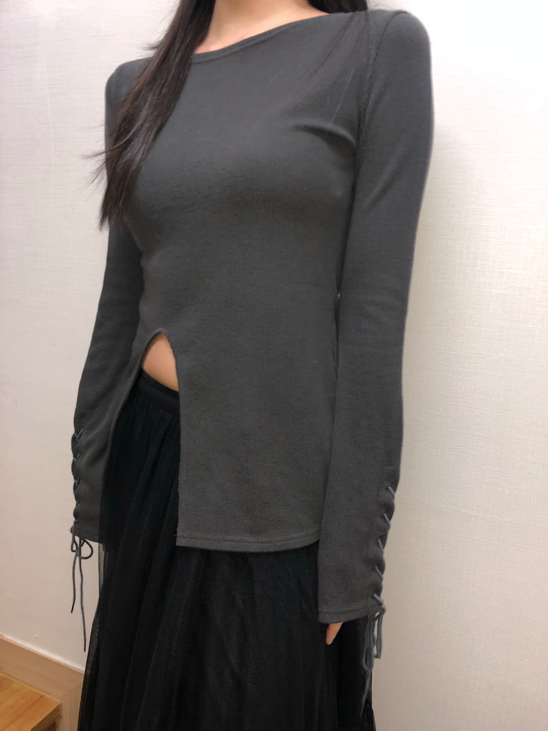 빈티지 그레이 컷아웃 아일렛 탑 상품이미지3