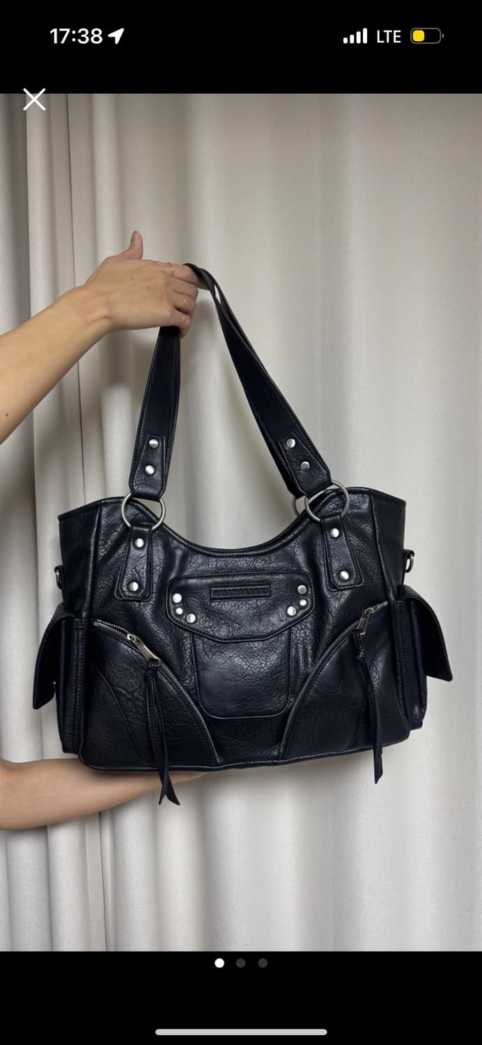 이우가마카라스 스터드 레더 숄더백 상품이미지3