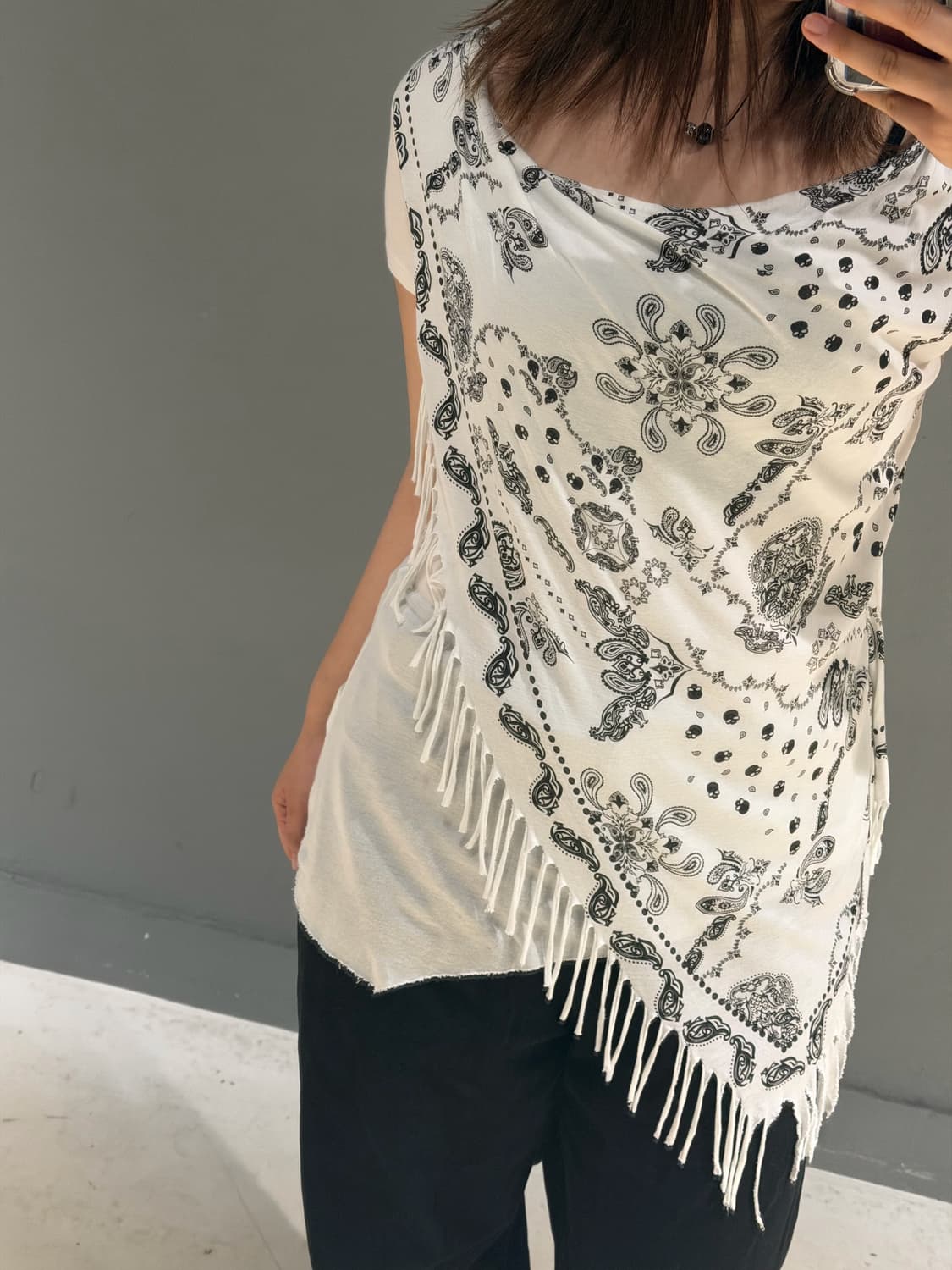 Bandana cascade drape printing top 상품이미지3