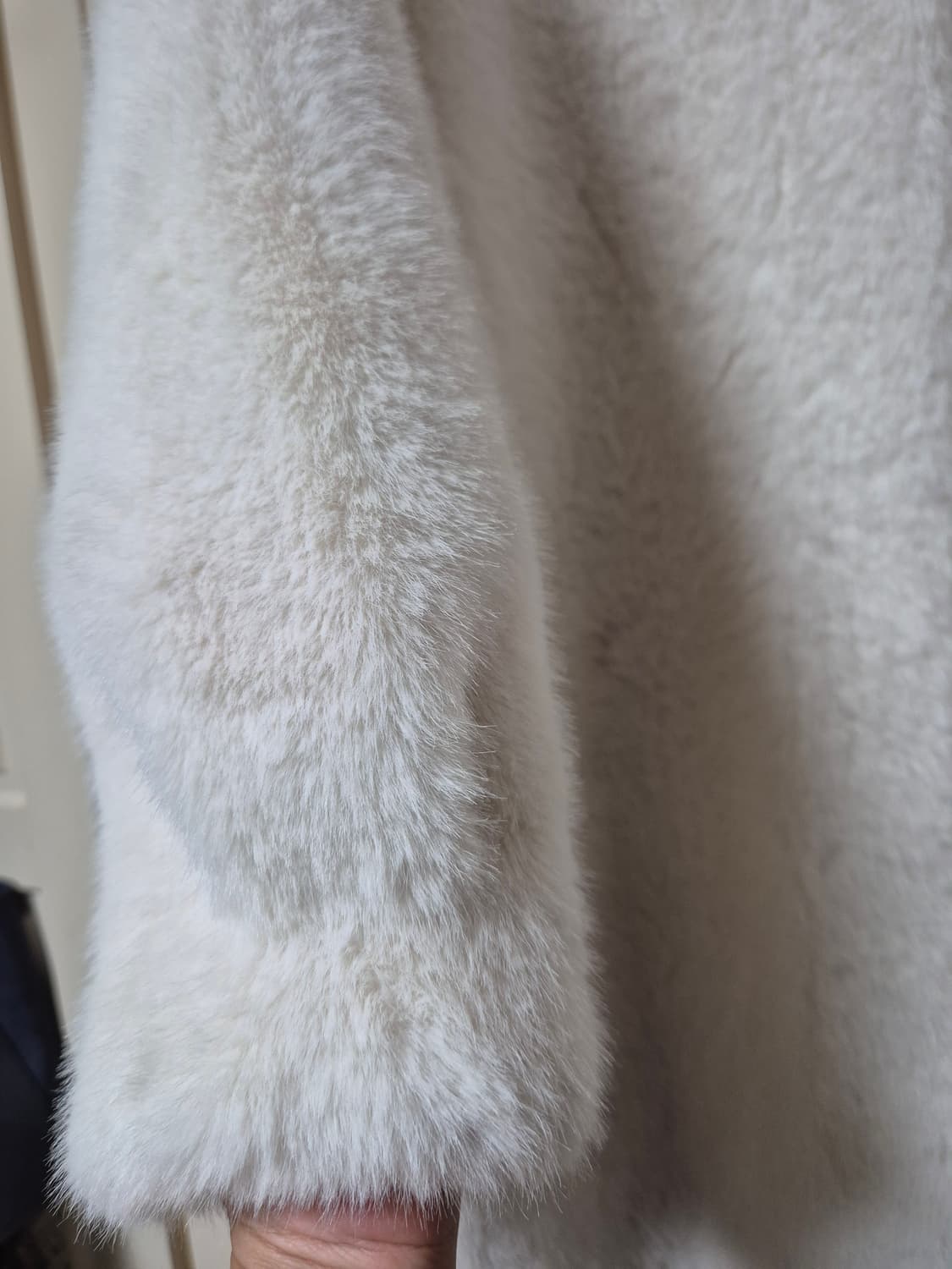 아이보리 밍크 에코퍼 롱코트 상품이미지4