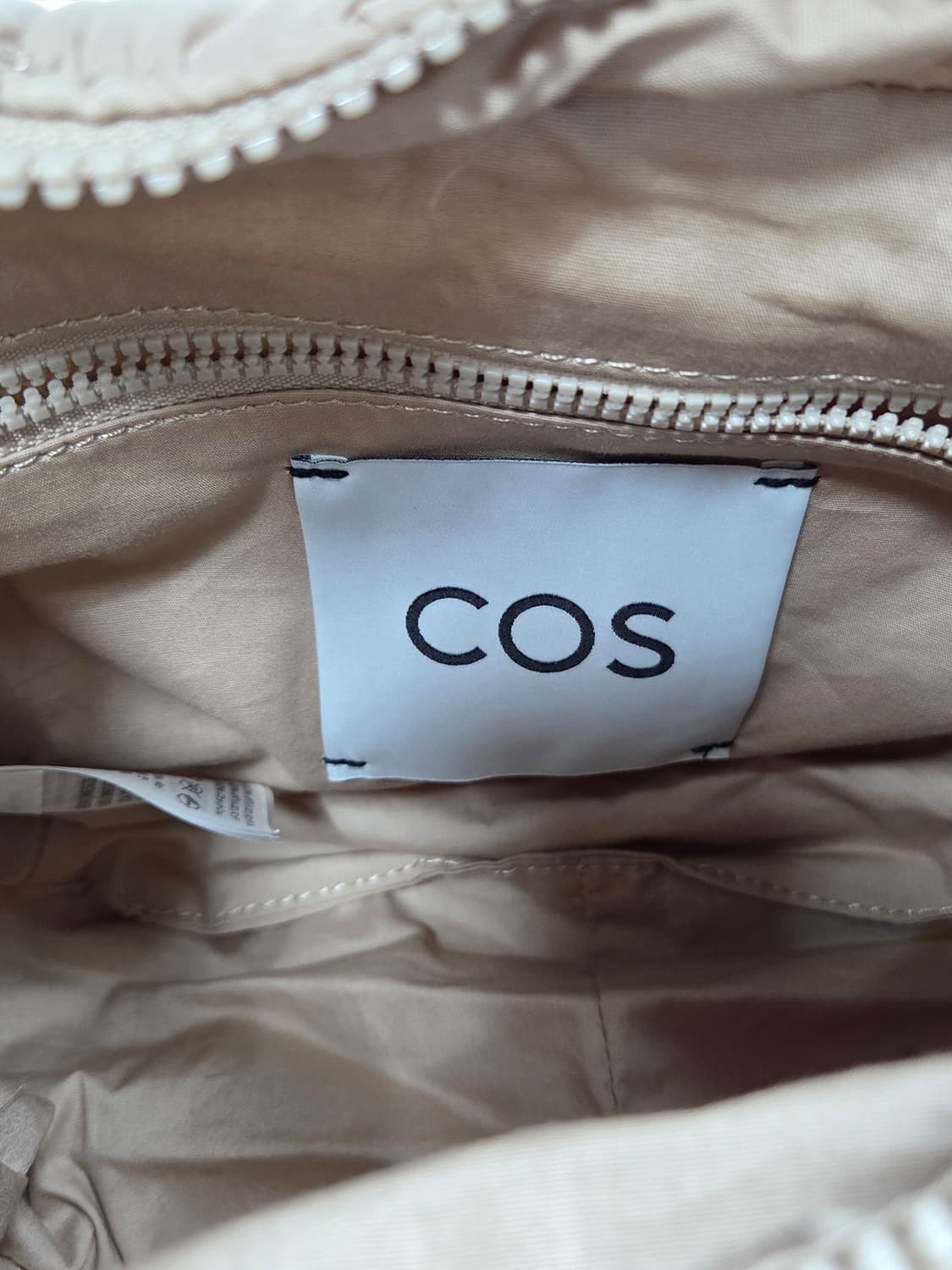 코스 베이지 퀄팅 패딩 숄더백 상품이미지4