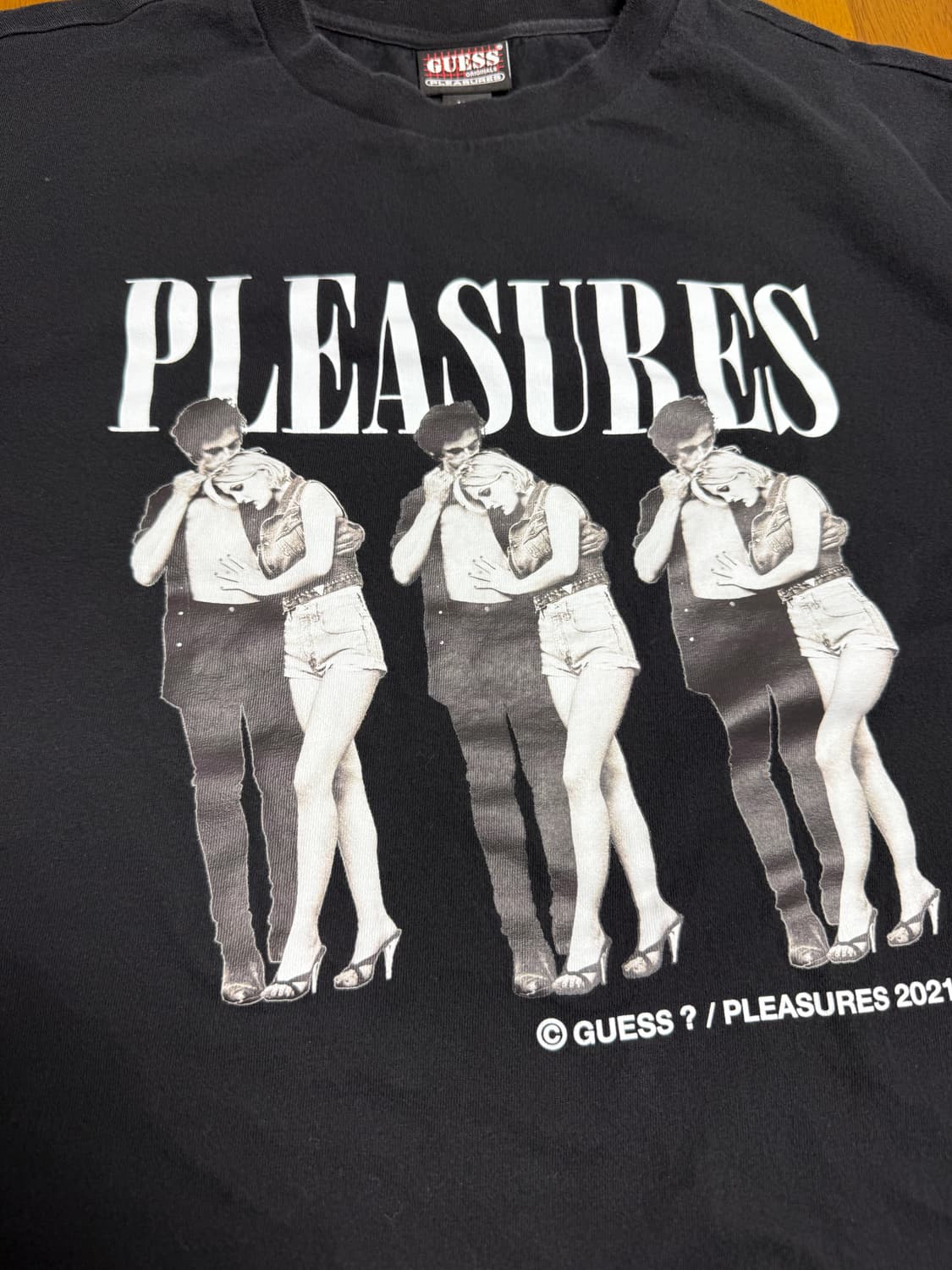 [US M / 105] 게스 X PLEASURES 콜라보 검정 긴팔티 상품이미지3