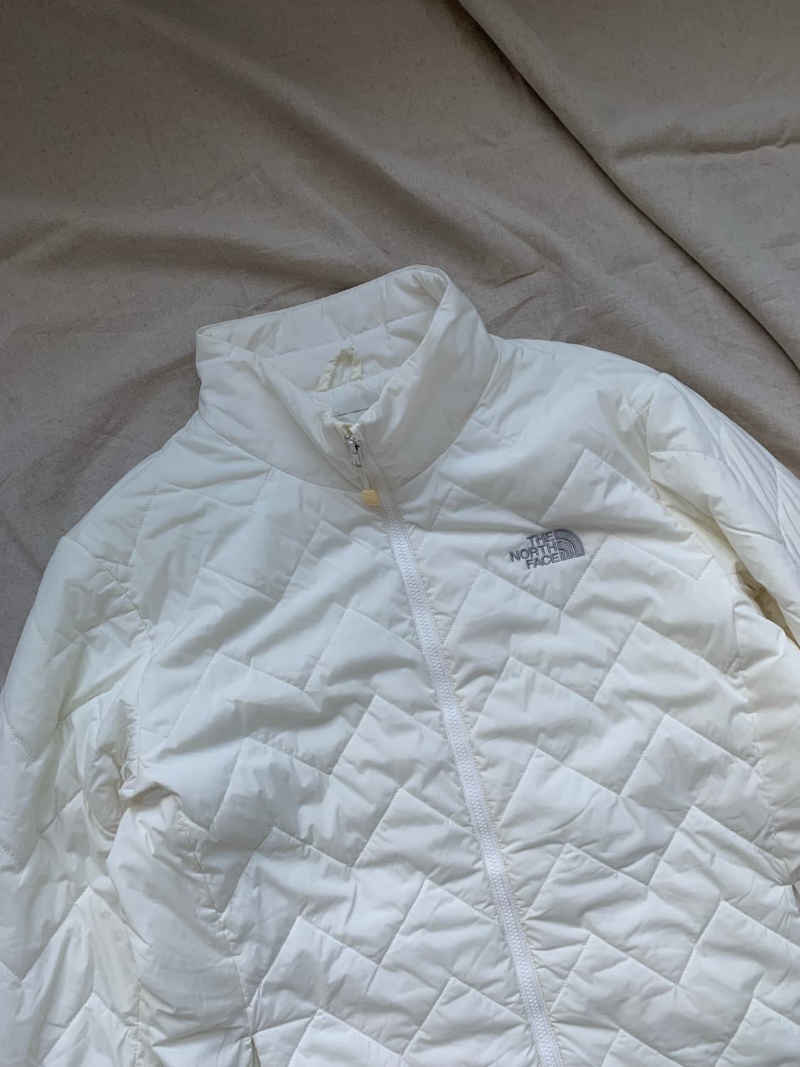 노스페이스 V-Motion 로고 화이트 경량 패딩 상품이미지7