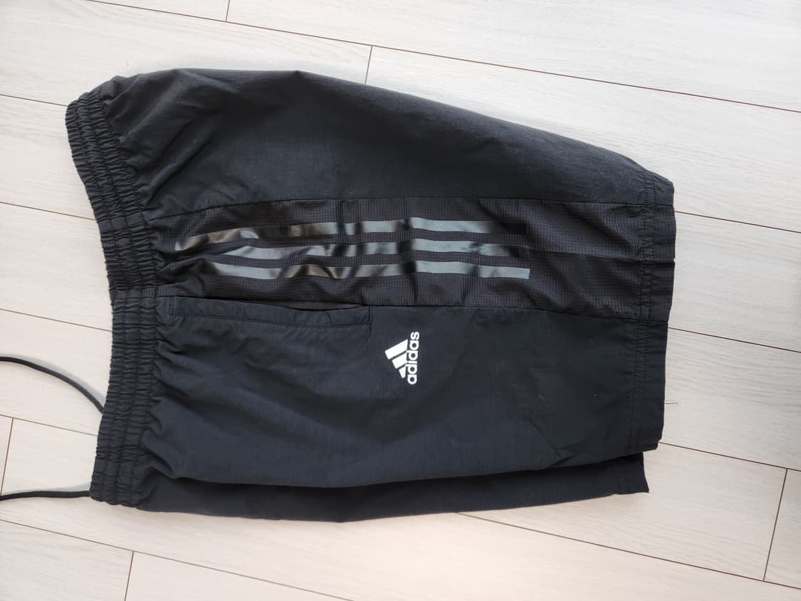 아디다스 반바지 3선 우븐 쇼츠 FI8761사이즈L

스포츠웨어/하의/바 상품이미지8