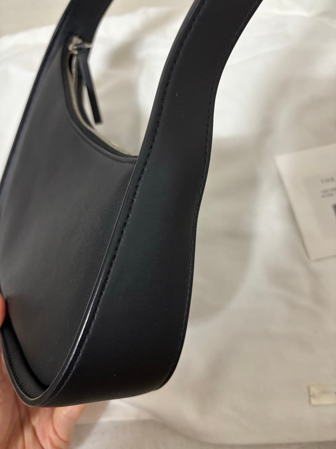 The row 더로우 하프문 하프문백 블랙 상품이미지4