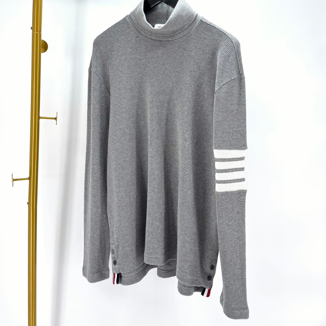 [4사이즈] 톰브라운 사선완장 터틀넥 와플 니트 그레이 (MJS106A) 상품이미지2