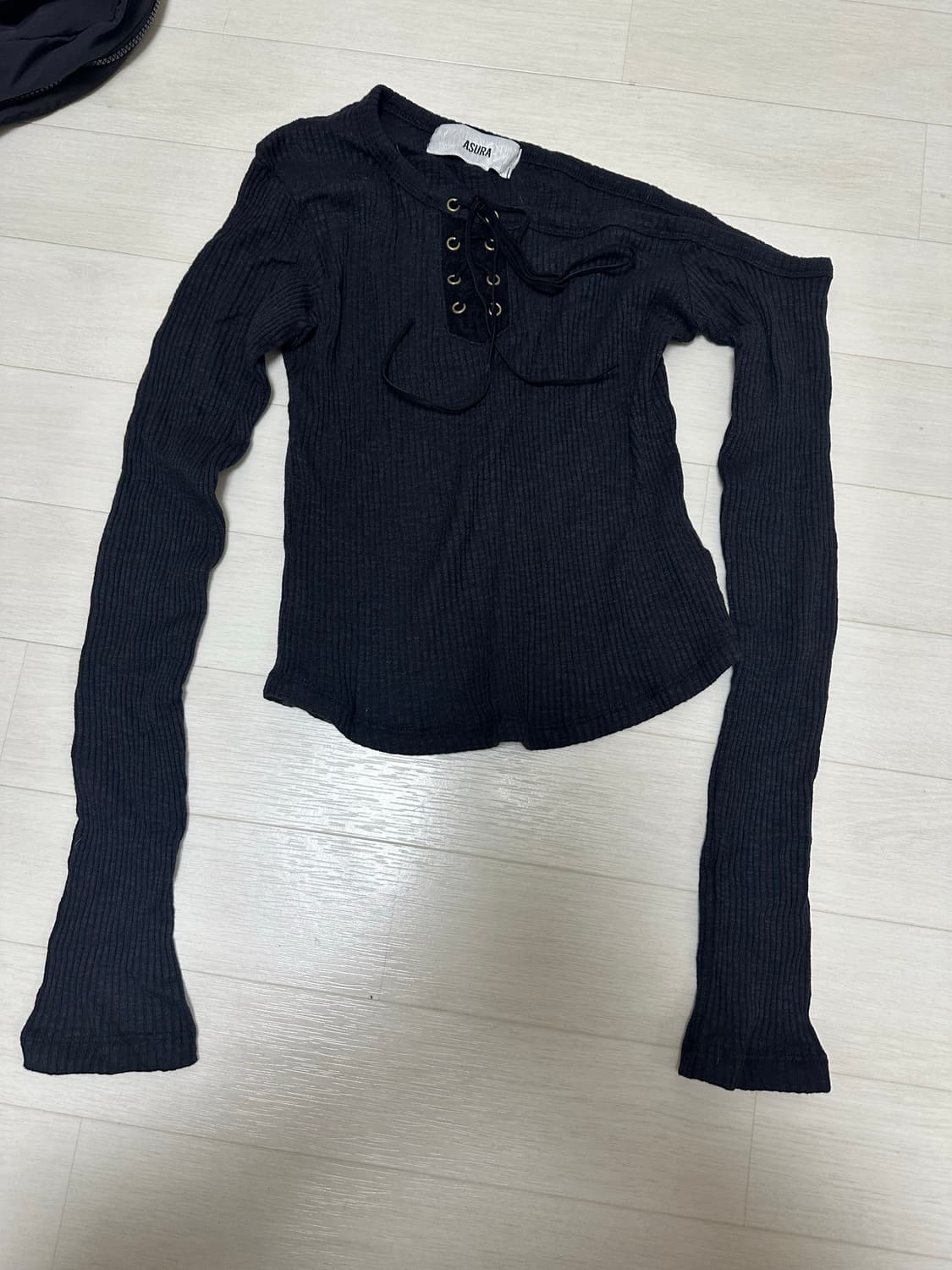 아수라 레이스 업 원숄더 티 블랙 (윈터 착용) 오프숄더티 상품이미지10