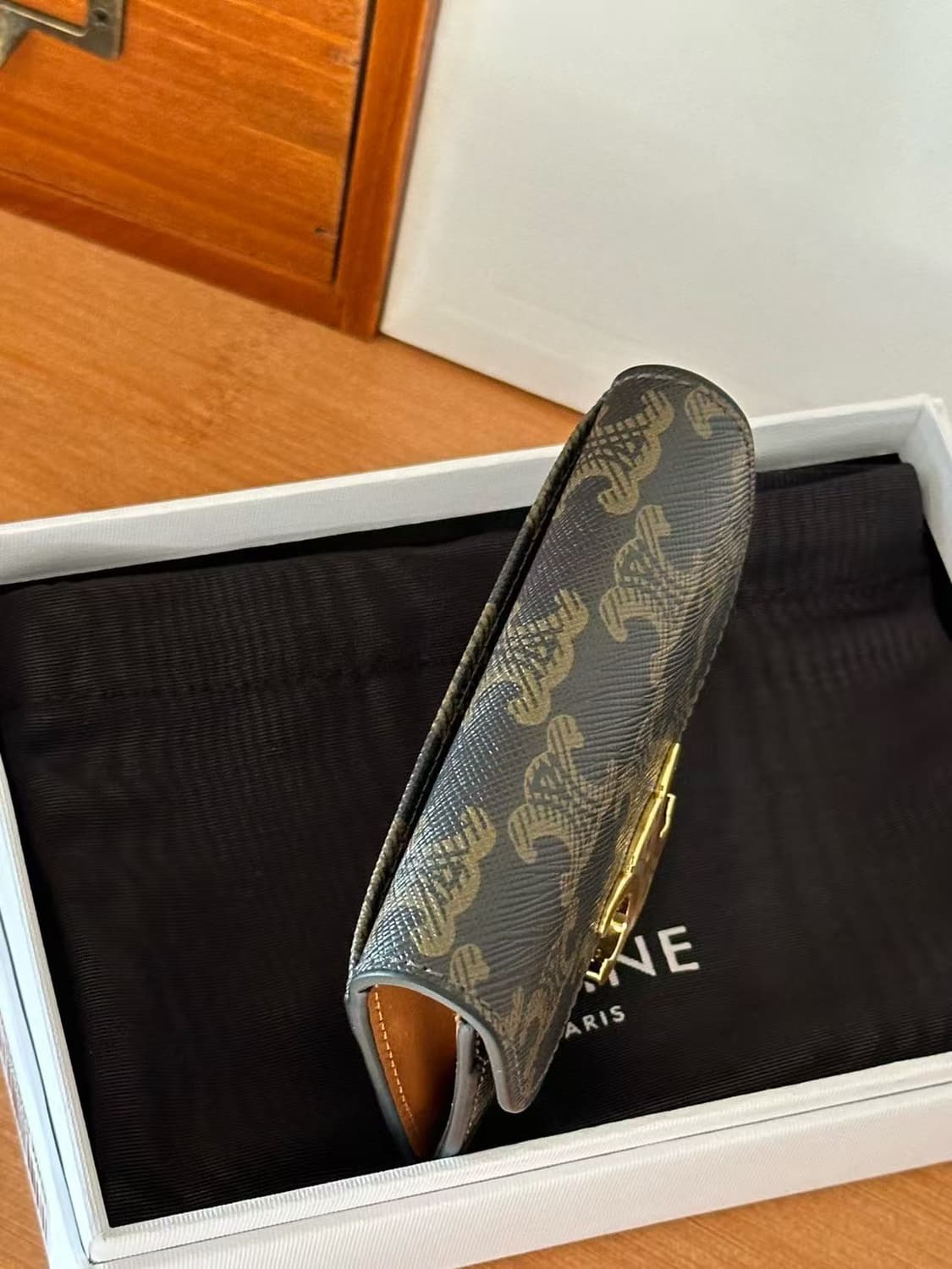 셀린느 트리옹프 캔버스 플랩 카드 홀더 탄 상품이미지3