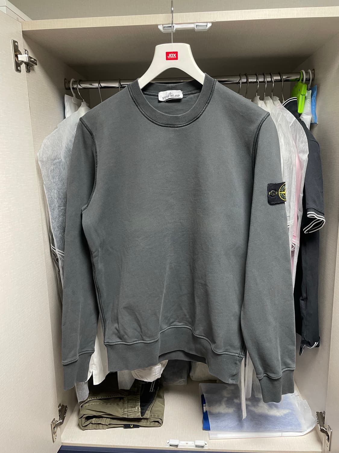 23SS스톤아일랜드 맨투맨 100-L 차콜색상 상품이미지1