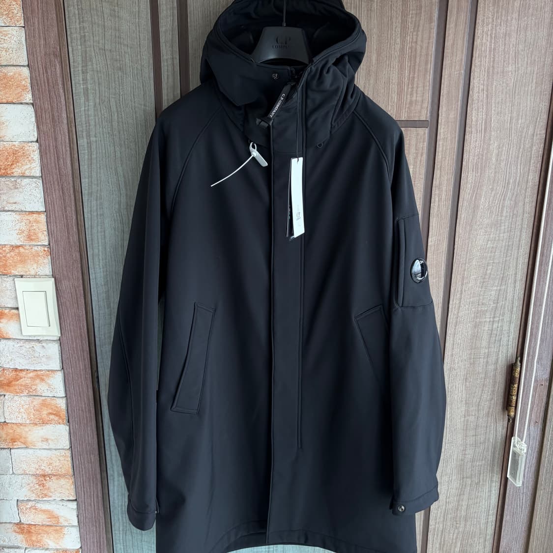 새상품(L)씨피컴퍼니 CP컴퍼니 렌즈 로고 후드 롱 자켓 블랙 상품이미지3