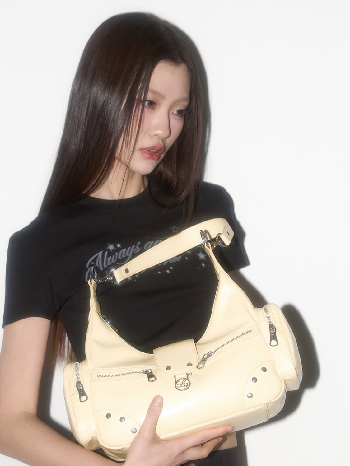 일리고 루비 스터드 숄더 백 버터 상품이미지5