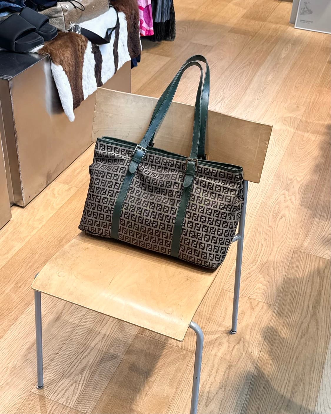 펜디 브라운 그린 주카 토트백  상품이미지1