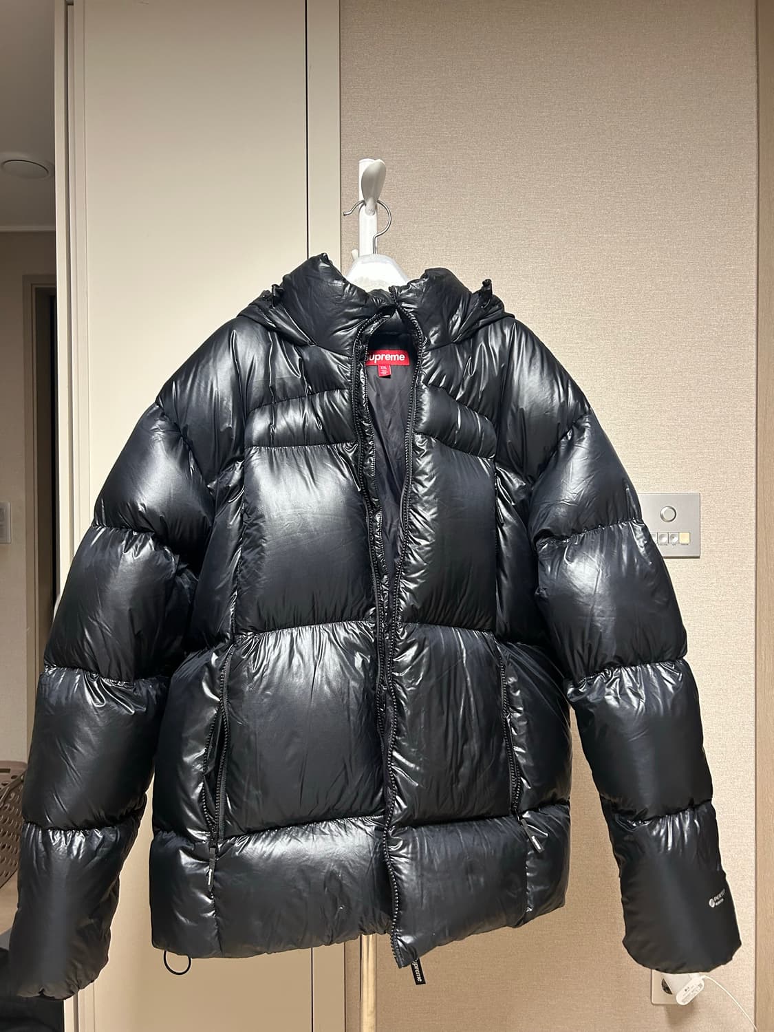 슈프림 페더웨이트 다운 퍼퍼 자켓 블랙 - 23FW 상품이미지3