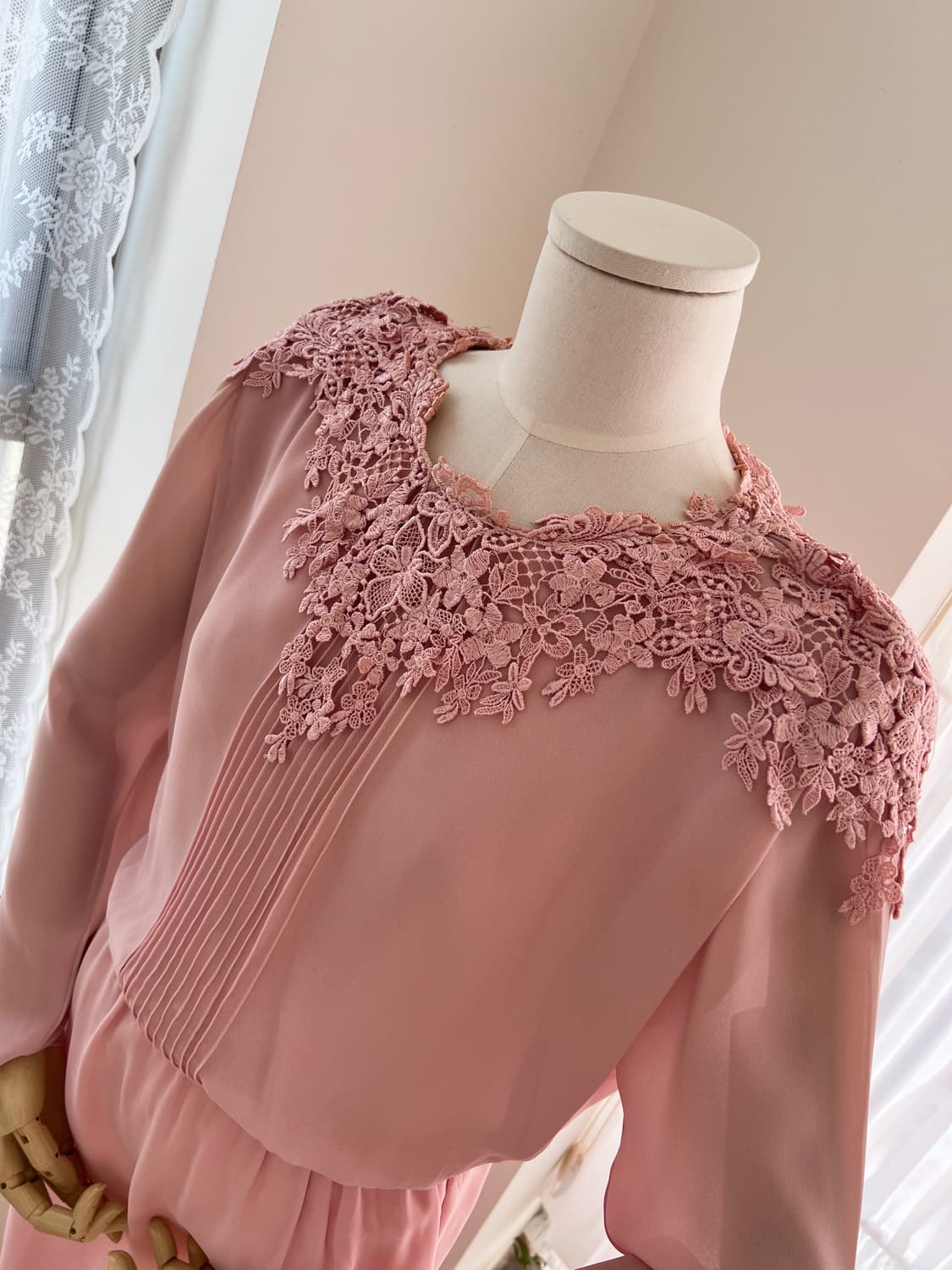 인디핑크 꽃 자수 핀턱 원피스 상품이미지5