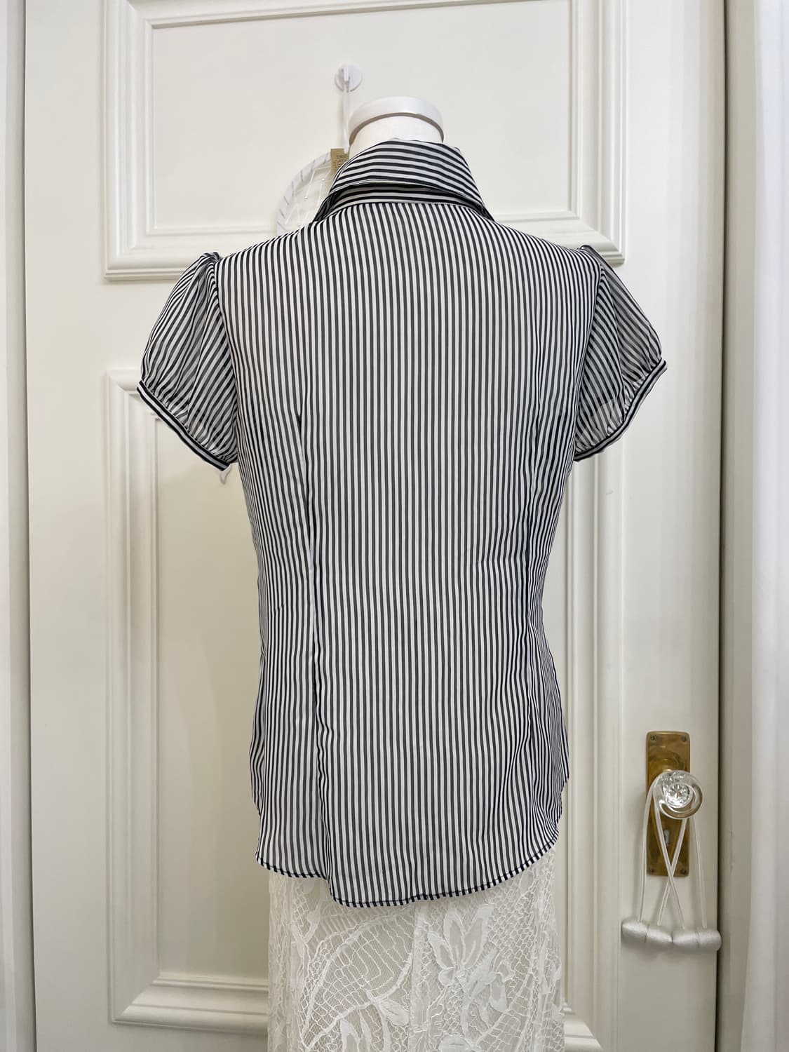 black stripe frill point puff blouse 상품이미지5