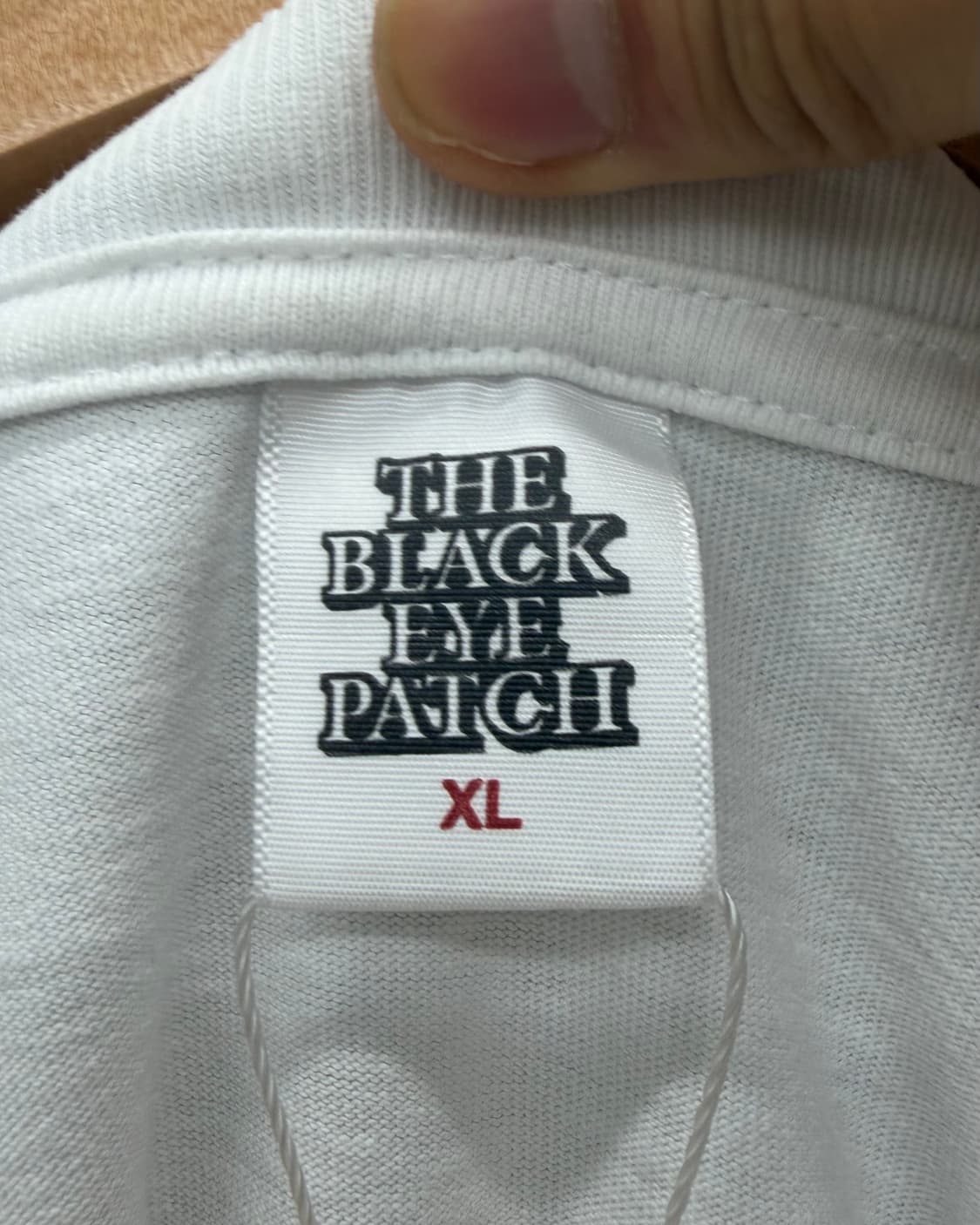 베이프 X 블랙아이패치 베이직 로고 티셔츠 화이트 상품이미지6