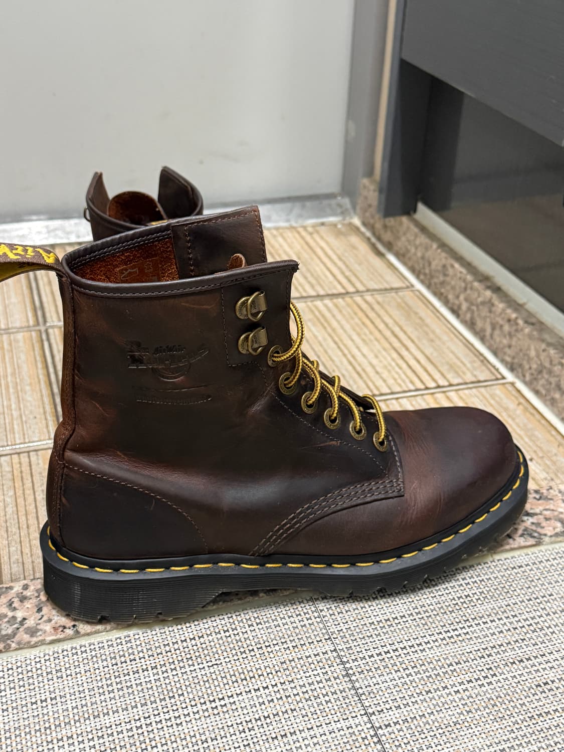 닥터마틴 디스이스네버뎃 1460 왁스드 풀 그레인 브라운 280 상품이미지5