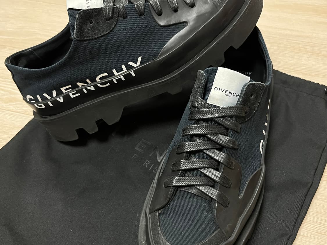 (희귀매물☀️) 지방시 클래펌 로고 캔버스 스니커즈 블랙 상품이미지1