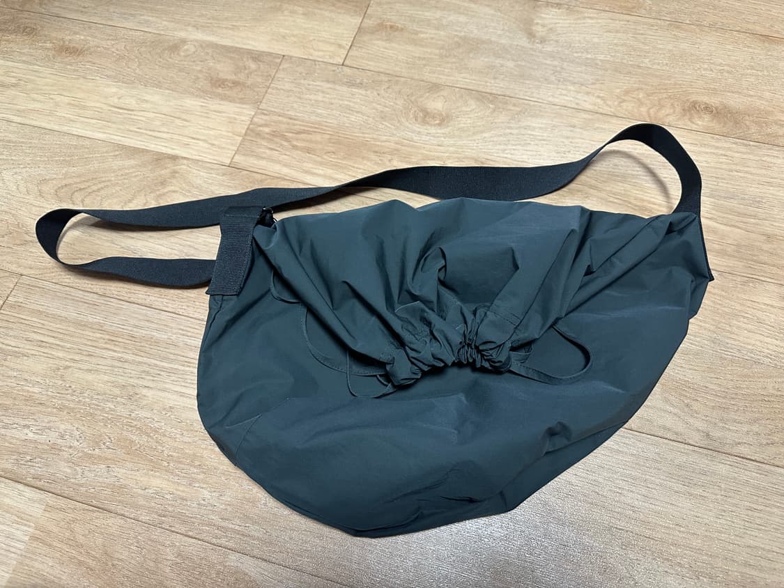 유니클로 U 드로우스트링 숄더백 블랙 상품이미지1