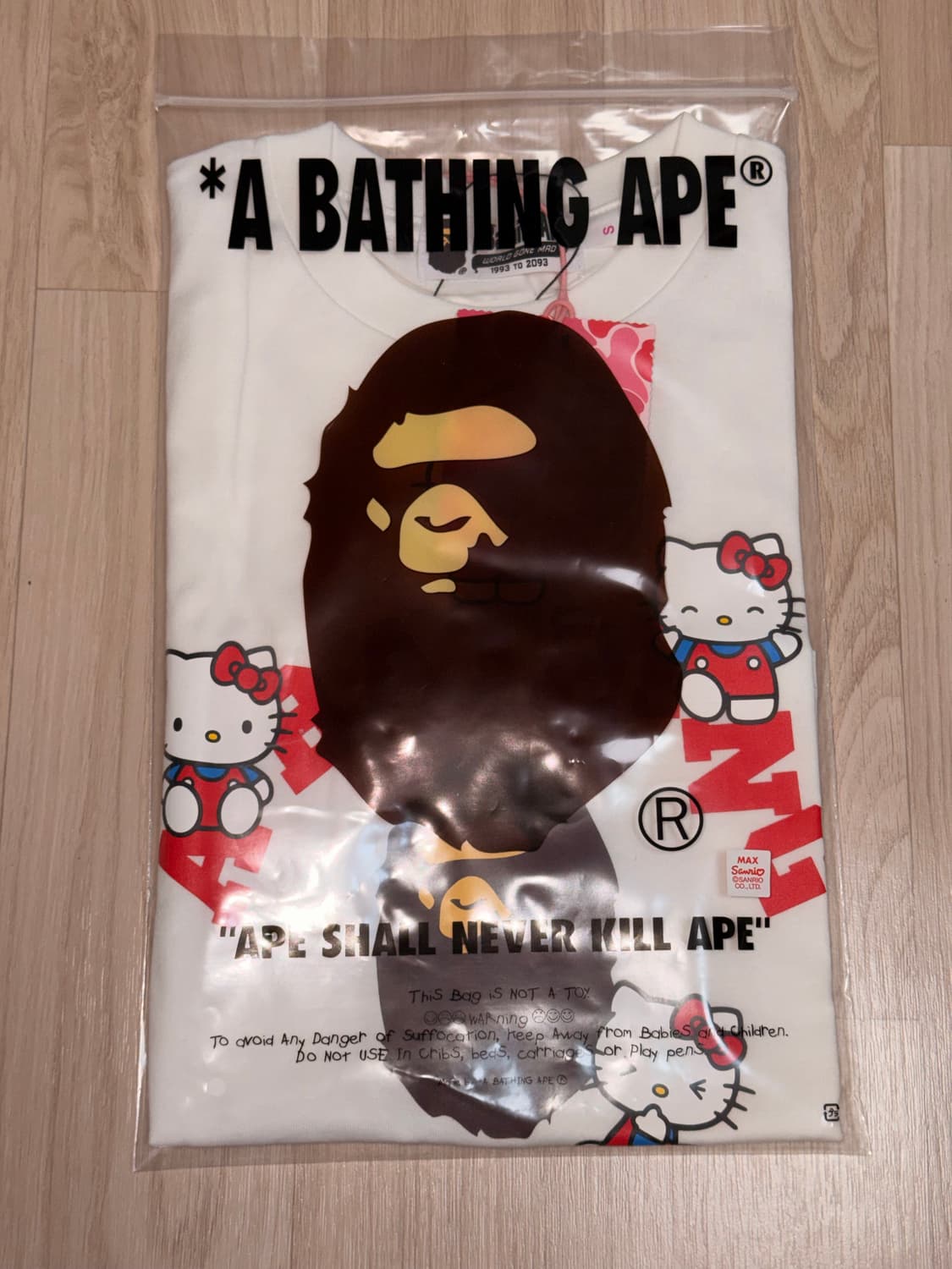 (새상품) 베이프 산리오 콜라보 반팔티 헬로키티 S 상품이미지1