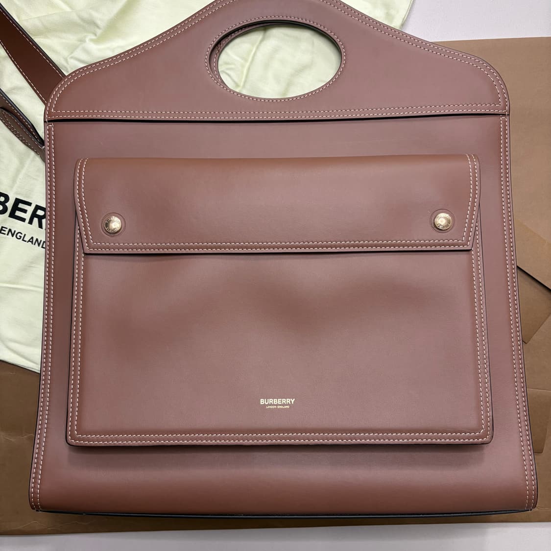 버버리 포켓 토트백 라지 올가죽 (S급) 상품이미지2