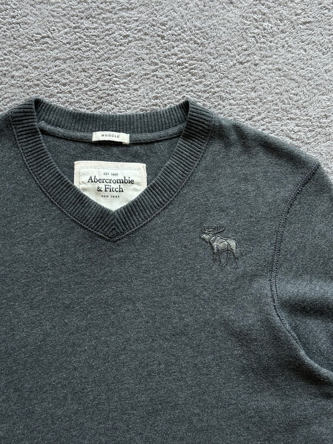아베크롬비 차콜그레이 브이넥 롱 슬리브  상품이미지2