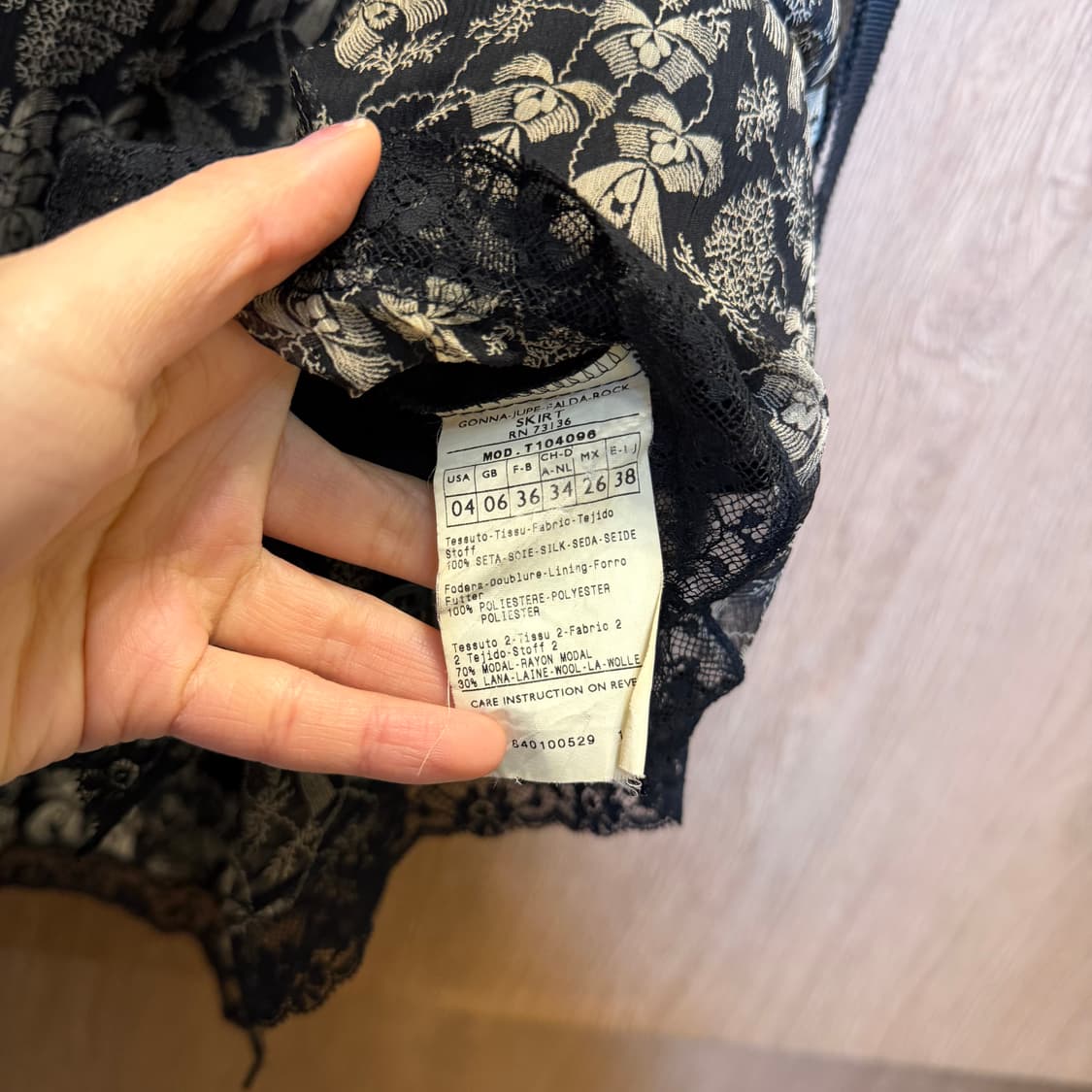 막스앤코 랩 미디 스커트 리프 패턴 리본 타이 스트랩 디테일 카키 상품이미지10