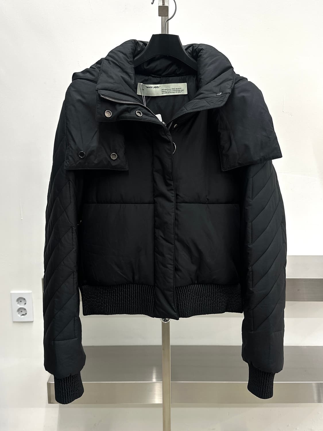 오프화이트 에로우 후드 숏 패딩  상품이미지5