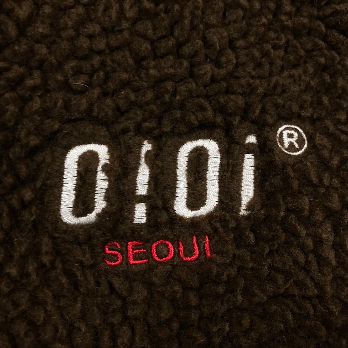 오아이오아이 브라운 컬러 스몰 로고 쉐르파 자켓 상품이미지2